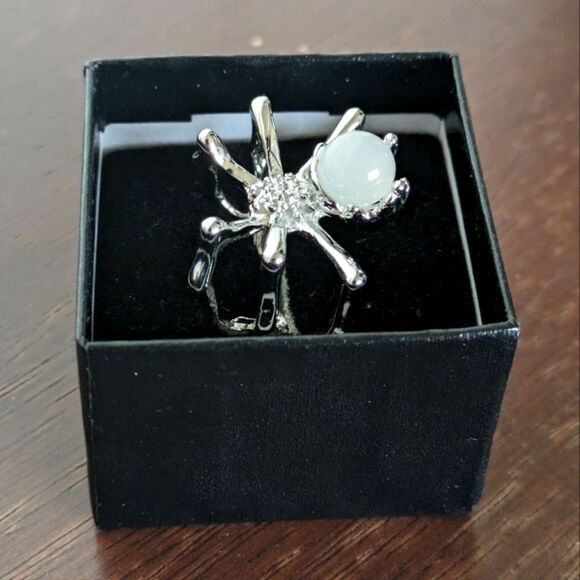 NWT Gorgeous Silvertone Spider Ring with Faux Moonstone - Picture 6 of 12